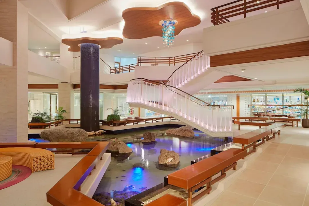 Lobby lounge