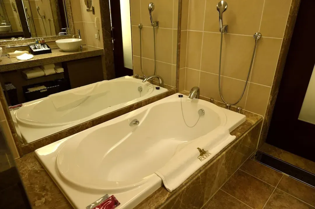 Deep soaking bathtub