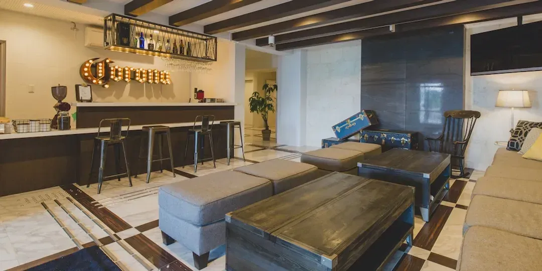 Lobby lounge