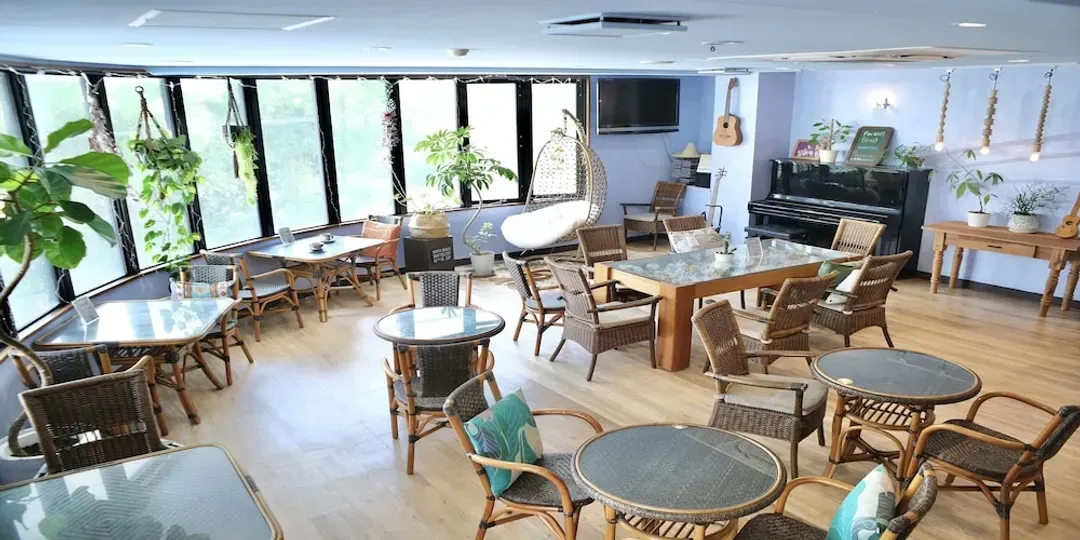 Lobby lounge