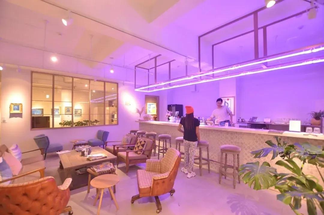 Lobby lounge