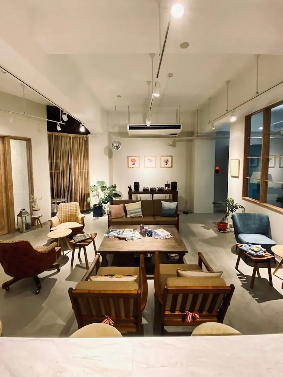 Lobby lounge