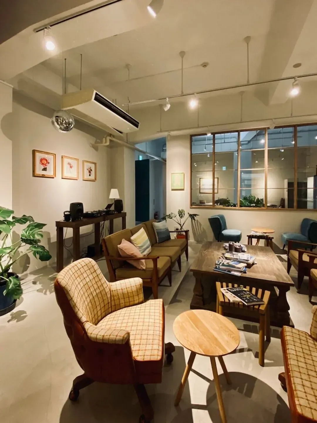 Lobby lounge