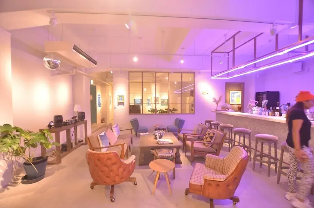 Lobby lounge