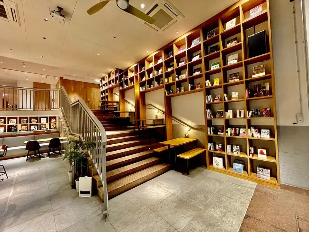 Lobby lounge