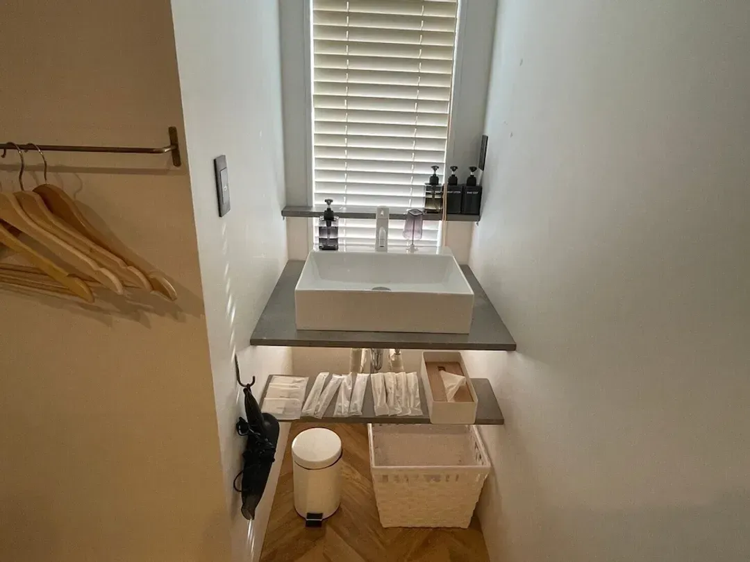 Bathroom sink