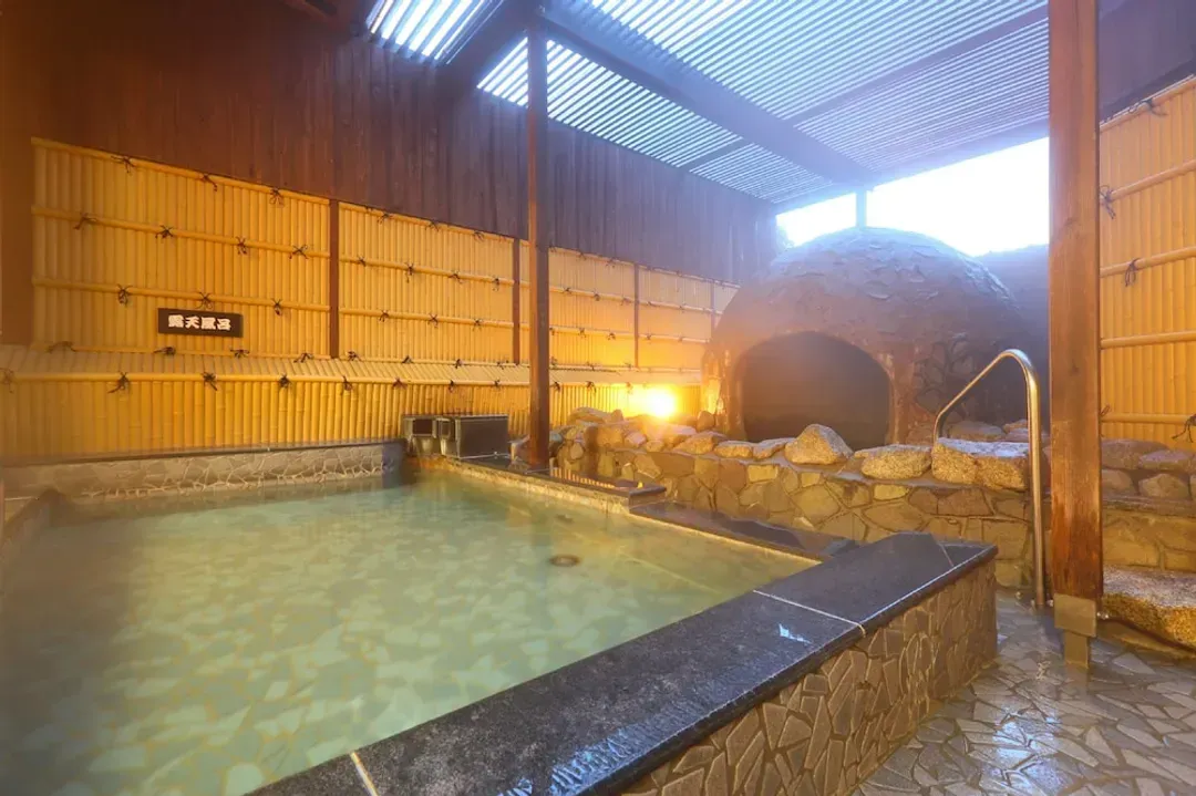 Indoor spa tub