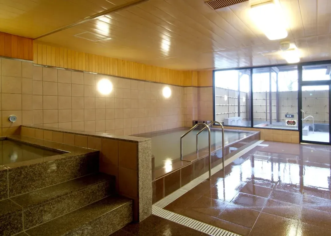Indoor spa tub