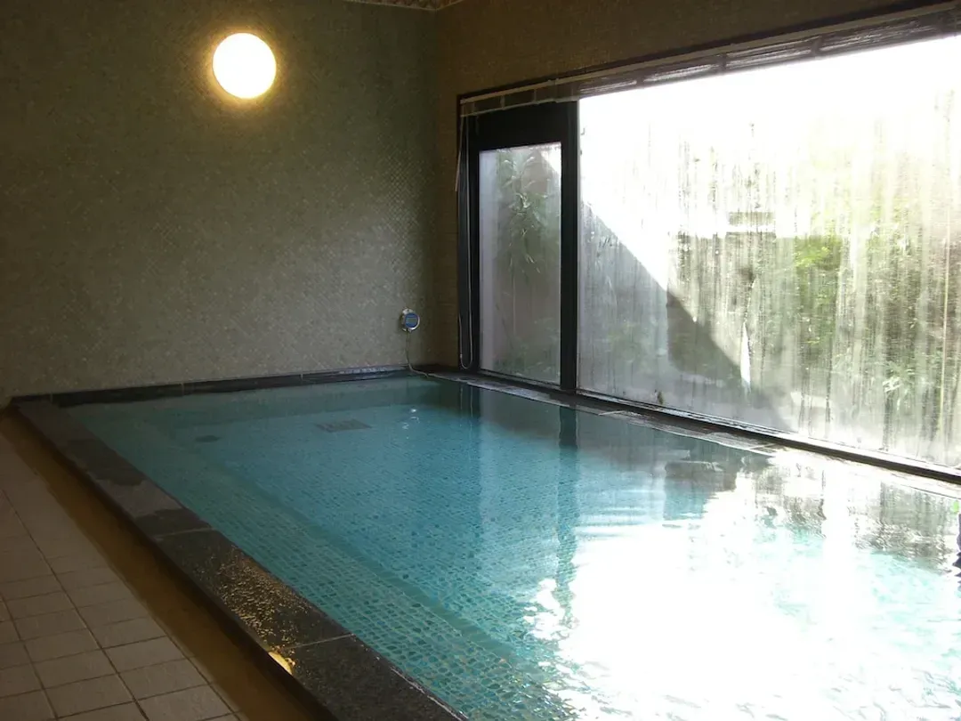 Indoor spa tub