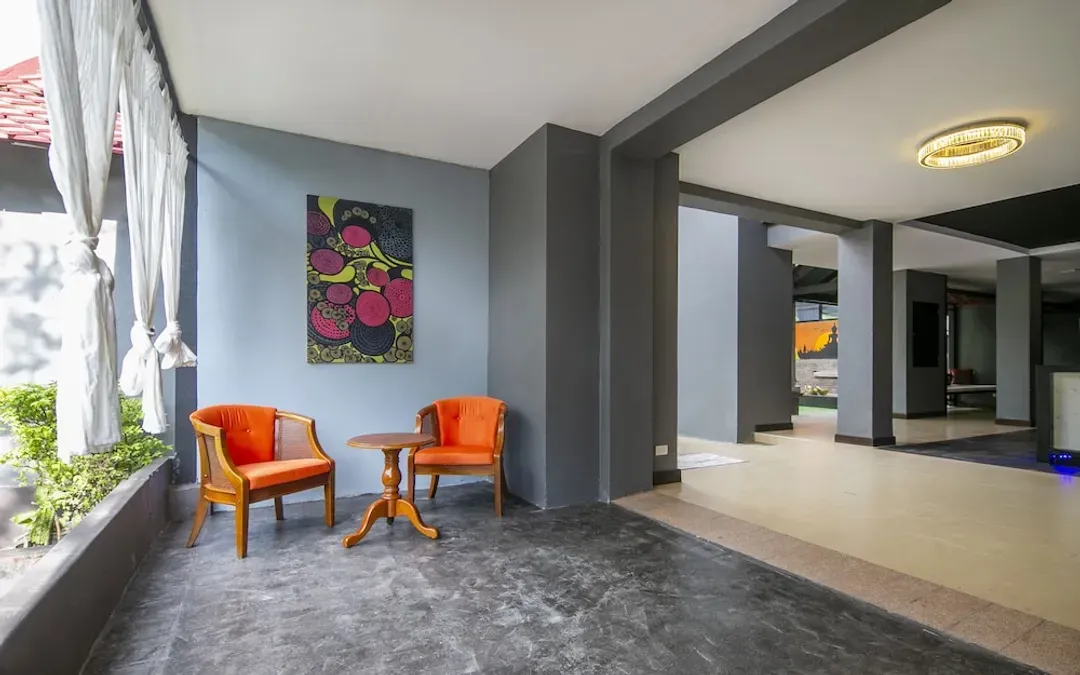 Lobby lounge