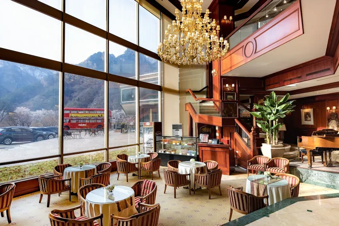 Lobby lounge