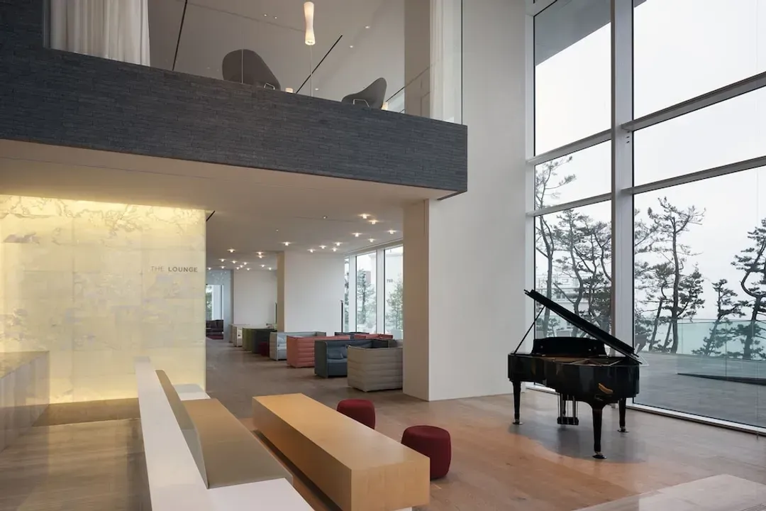 Lobby lounge
