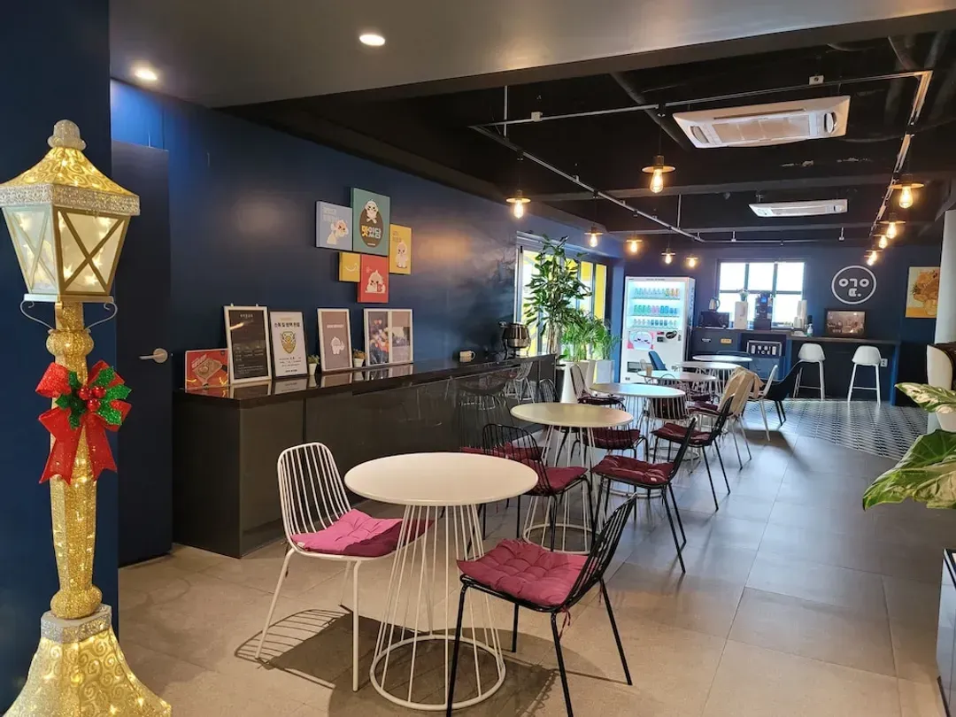 Lobby lounge