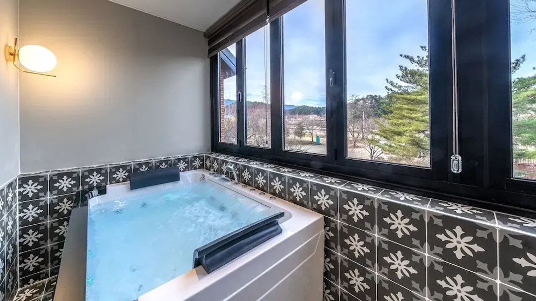 Jetted tub