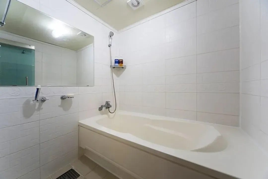 Deep soaking bathtub