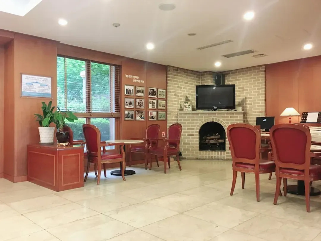 Lobby lounge