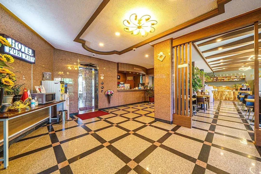 Lobby lounge