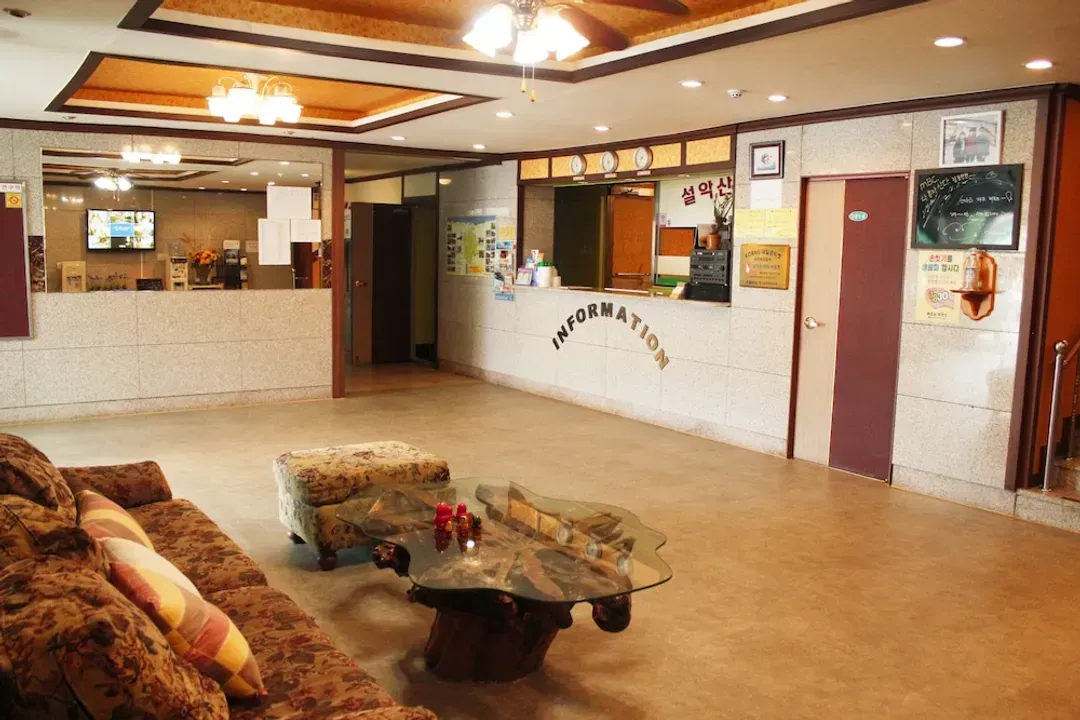 Lobby lounge