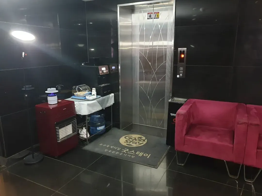 Lobby lounge