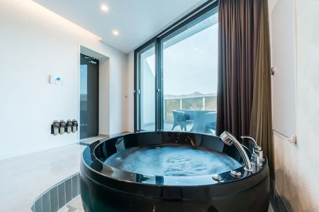 Jetted tub