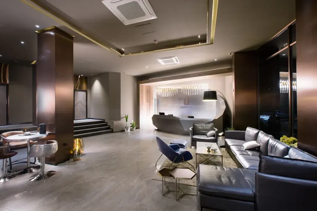 Lobby lounge