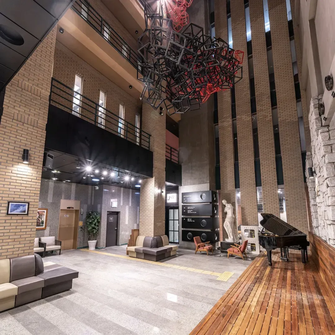 Lobby lounge