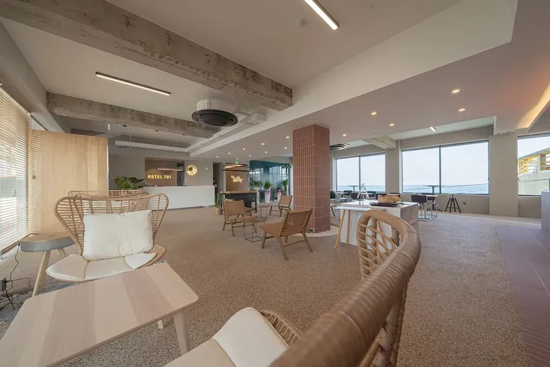 Lobby lounge