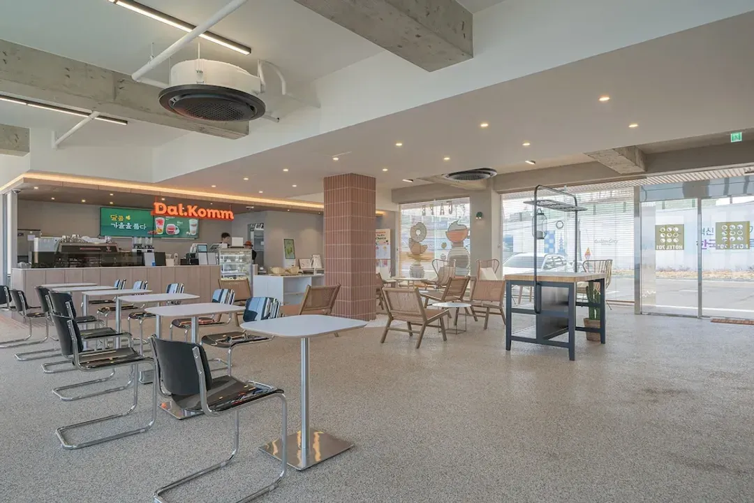 Lobby lounge
