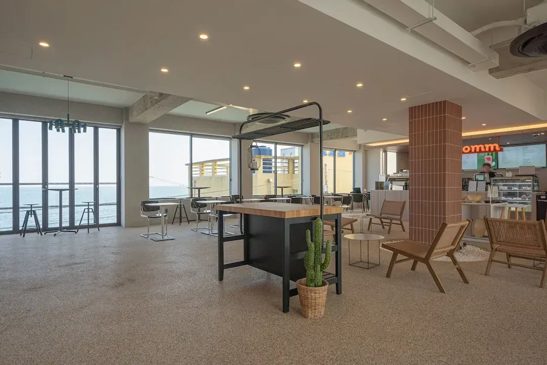 Lobby lounge