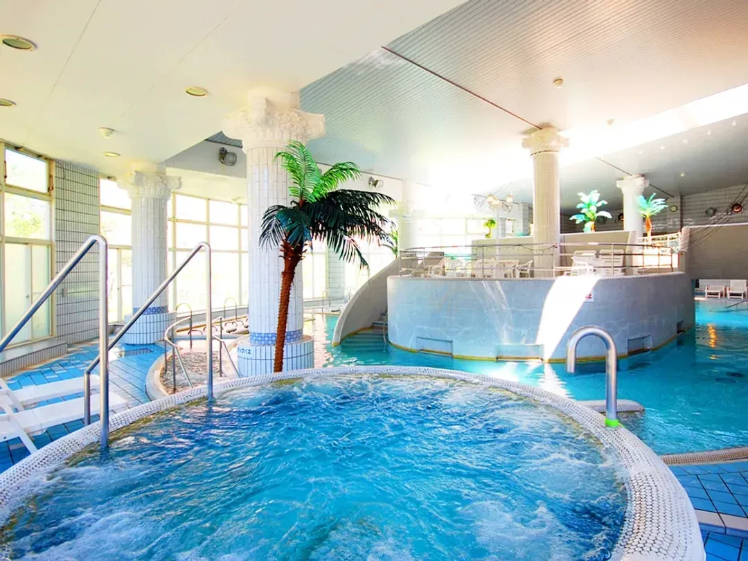 Indoor spa tub