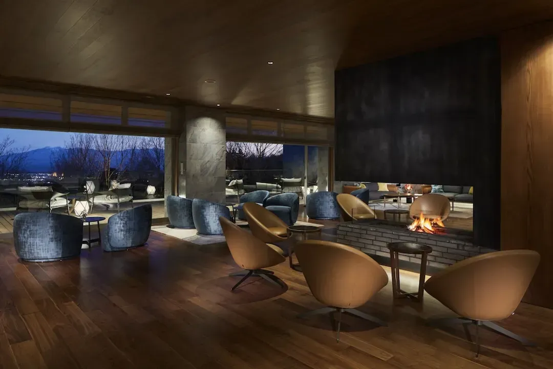 Lobby lounge