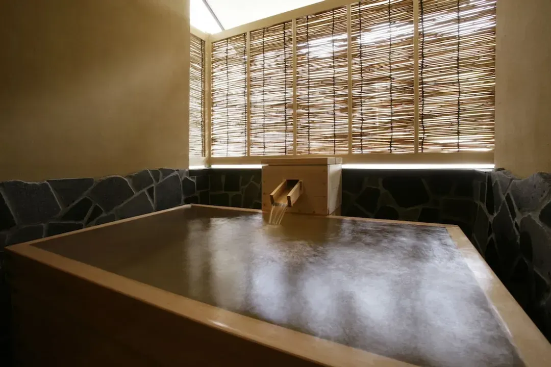 Deep soaking bathtub