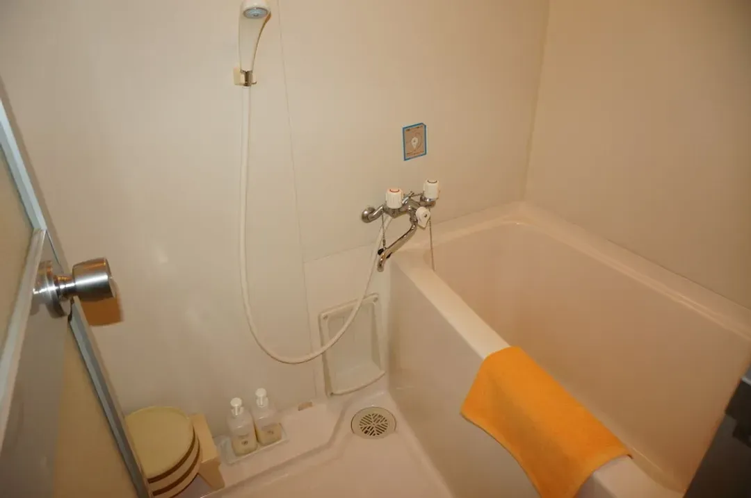 Deep soaking bathtub
