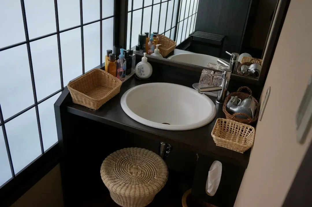 Bathroom sink
