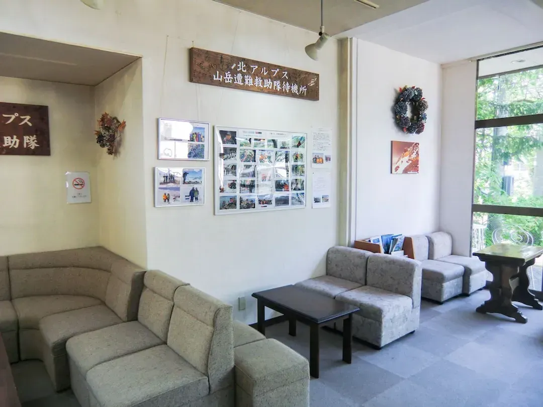Lobby lounge
