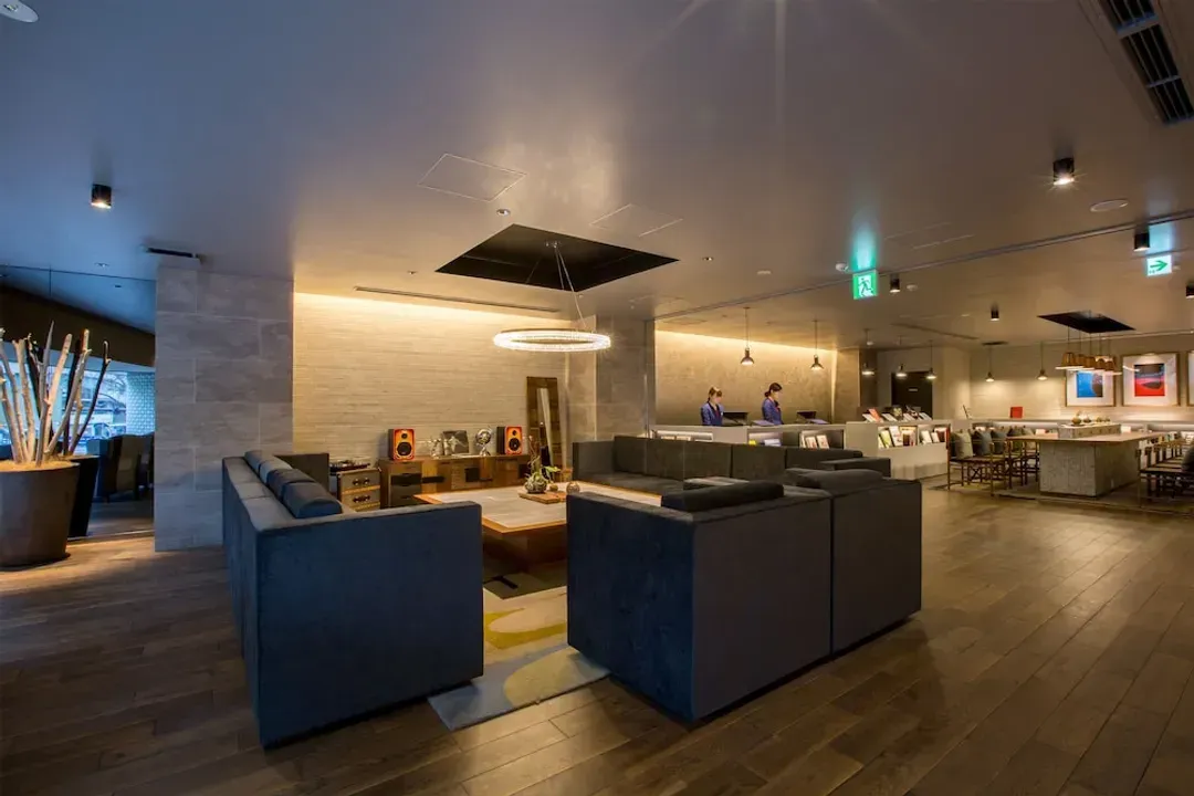 Lobby lounge