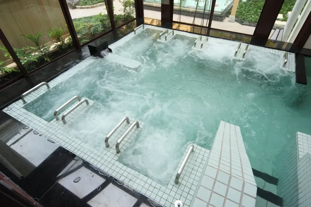 Indoor spa tub