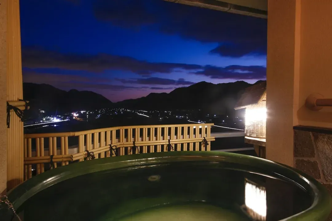 Deep soaking bathtub