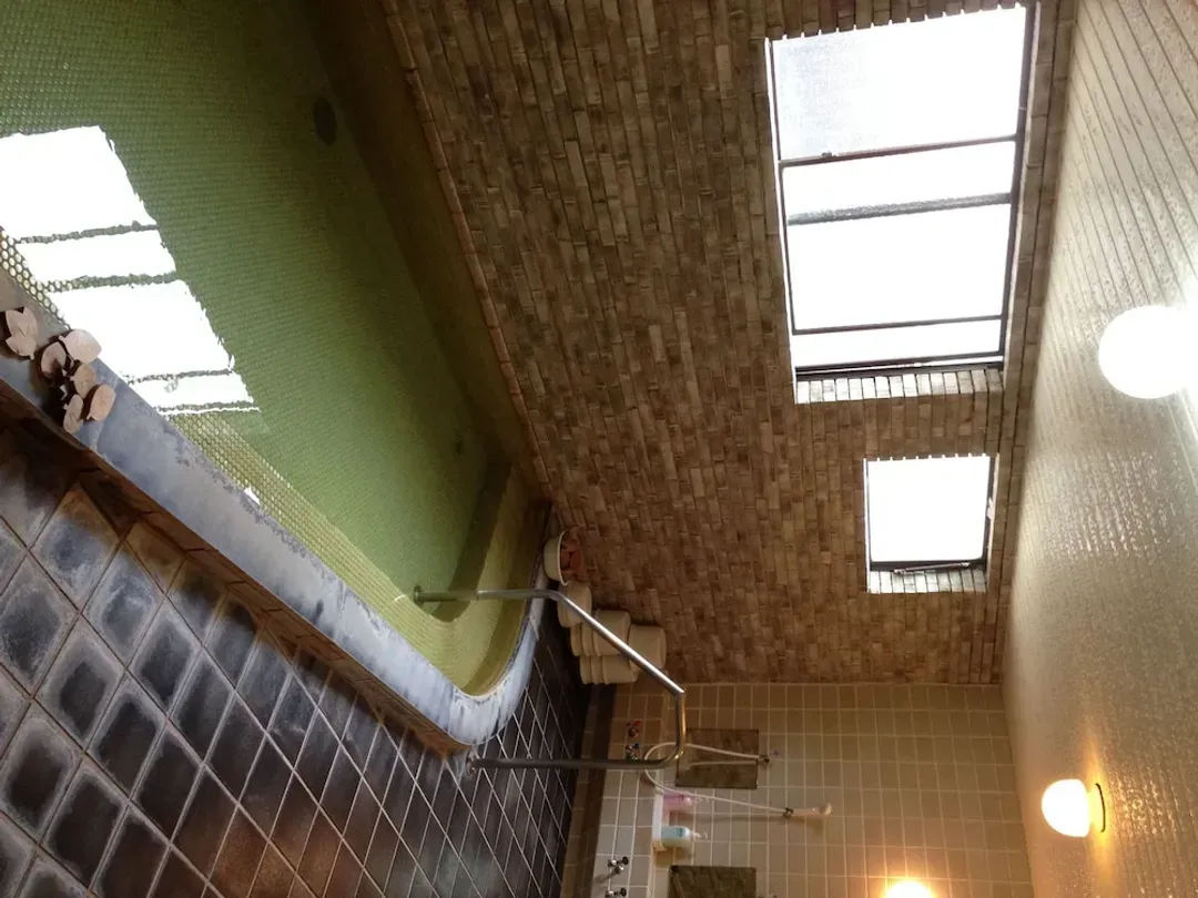 Indoor spa tub