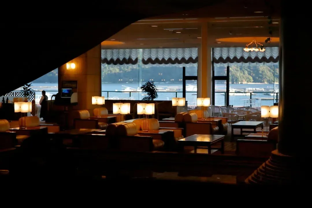 Lobby lounge