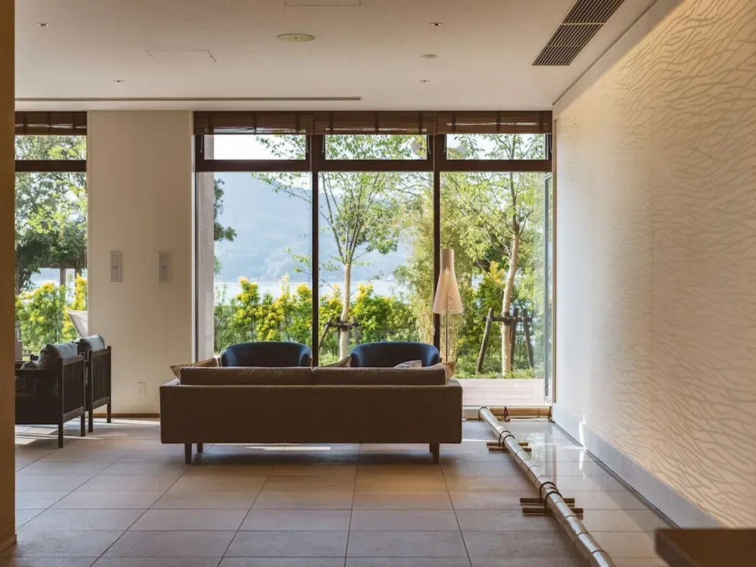 Lobby lounge