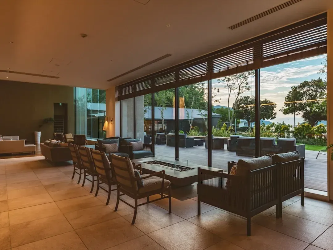Lobby lounge