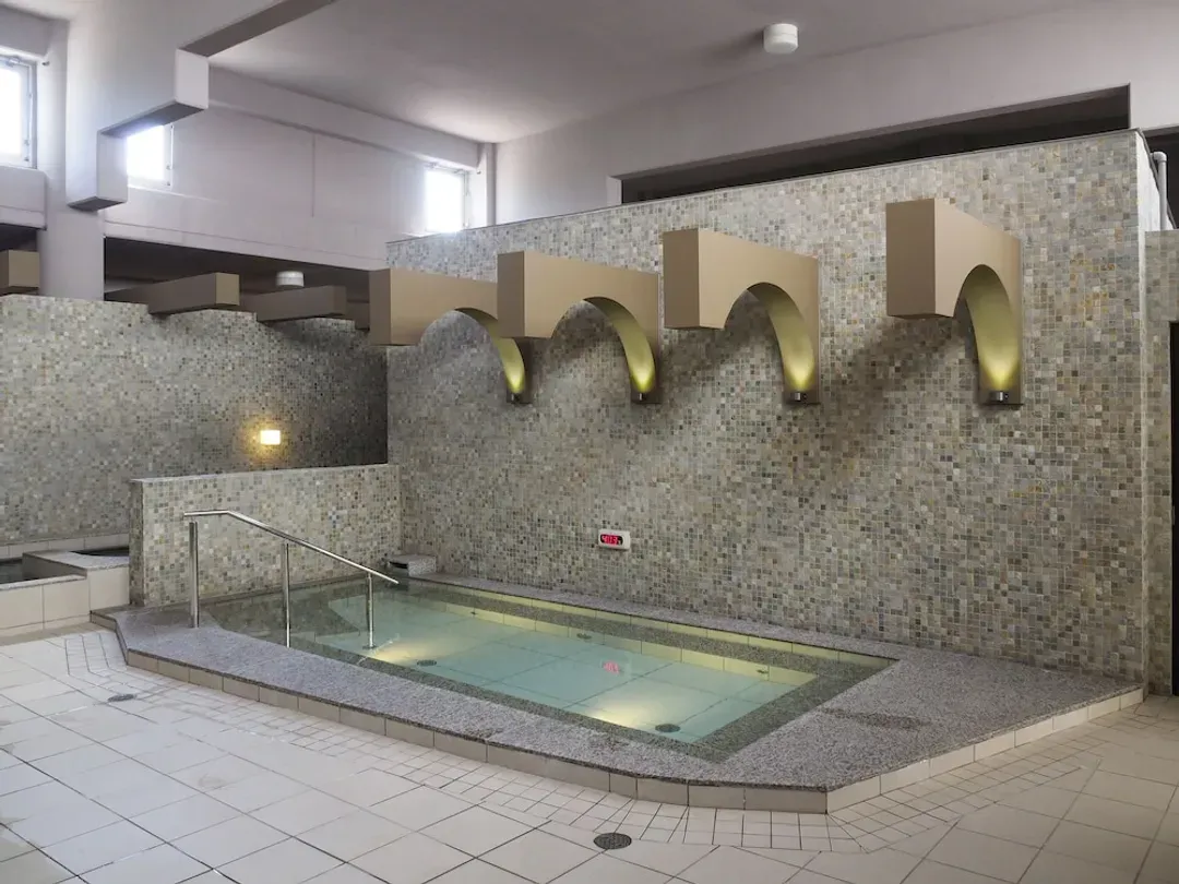 Indoor spa tub