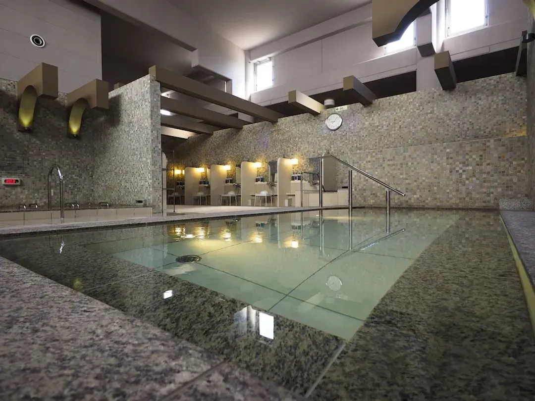 Indoor spa tub