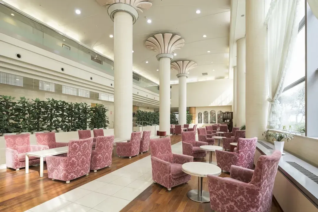 Lobby lounge
