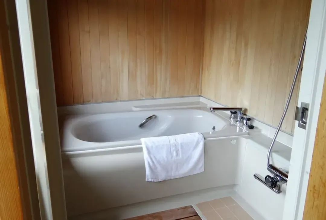Deep soaking bathtub