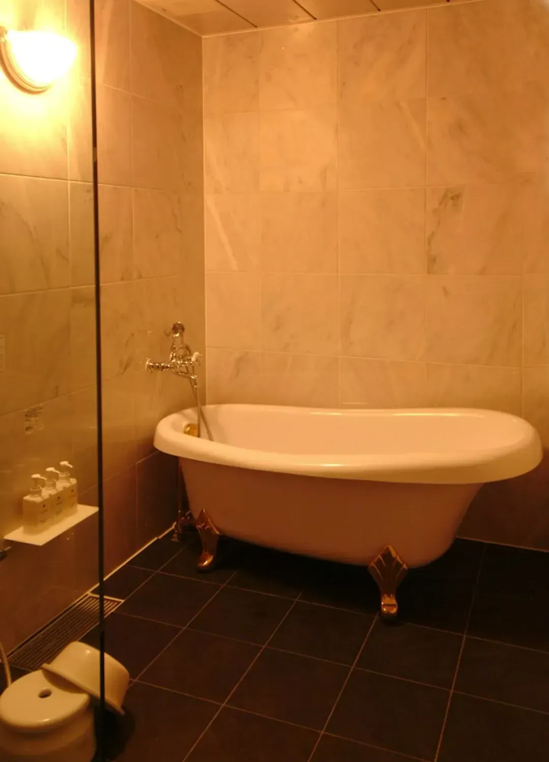 Deep soaking bathtub