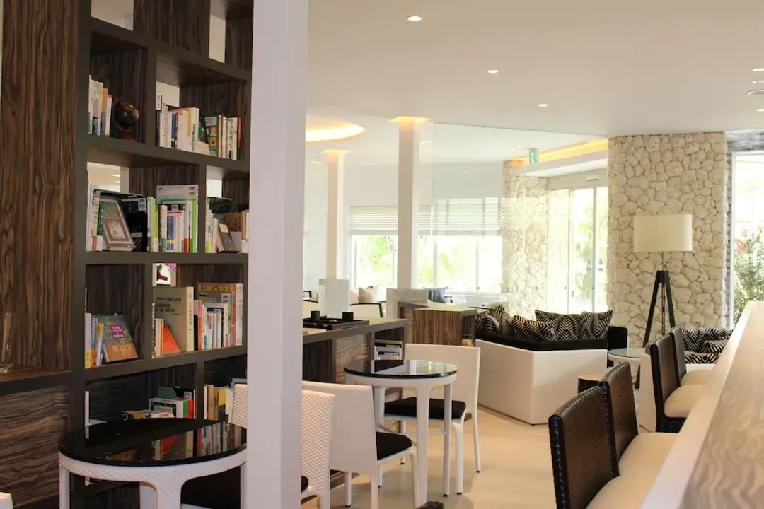 Lobby lounge