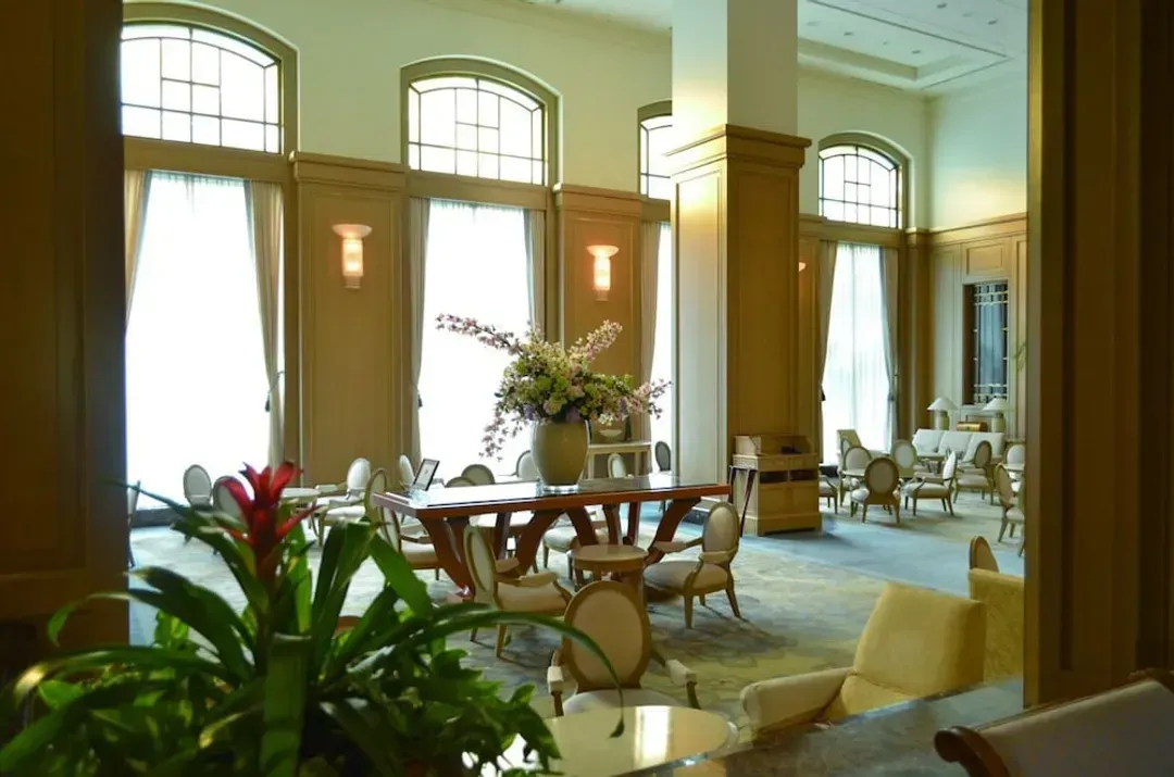 Lobby lounge