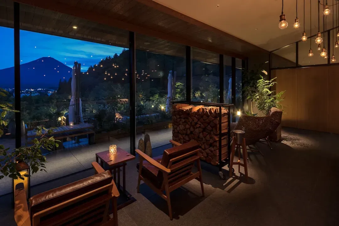 Lobby lounge
